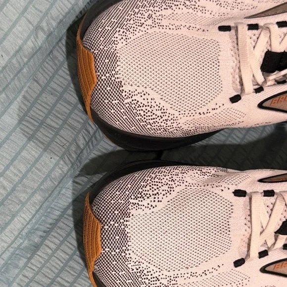 Mens’ Brooks Glycerin 21 White and Black Athletic Sneakers - Picture 7 of 7